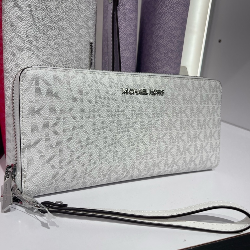 MICHAEL KORS Jet Set Lg Signature Logo Continental Wallet Wristlet 
Optic White